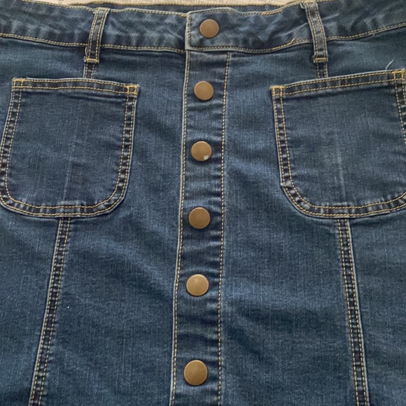 Button down denim mini Size Large - Picture 6 of 8